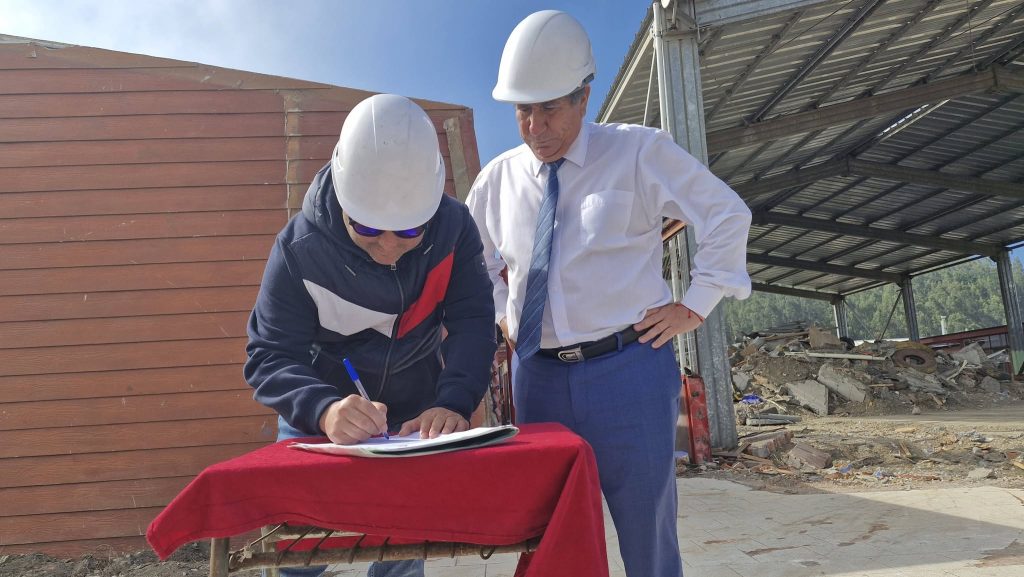 Entrega oficial del terreno de la nueva Escuela Felipe Cubillos Sigal de Perales